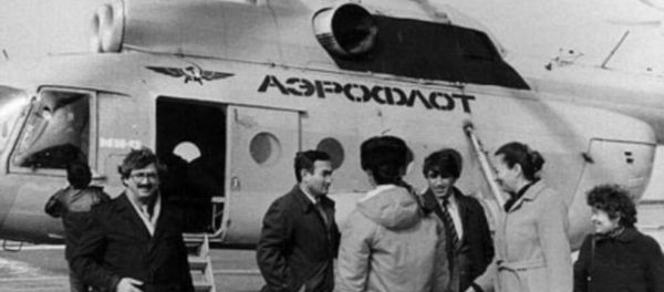 Журналист Осман Мирзоев перед посадкой на вертолет Ми-8, следовавший в Карабах - Sputnik Азербайджан
