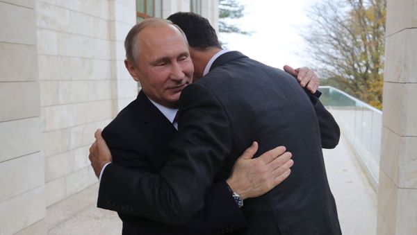 Президент РФ Владимир Путин и президент Сирии Башар Асад (справа) во время встречи - Sputnik Азербайджан