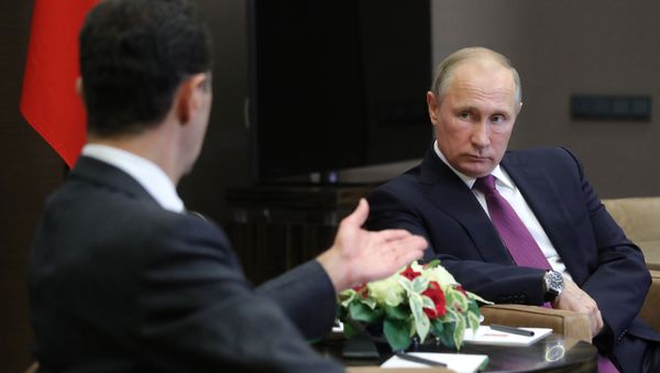 Президент РФ Владимир Путин и президент Сирии Башар Асад (слева) во время встречи - Sputnik Азербайджан