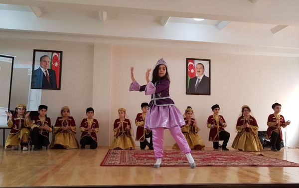 В школе № 1 имени И.Гаибова города Гянджи состоялся фестиваль культур народов России и Азербайджана - Sputnik Азербайджан