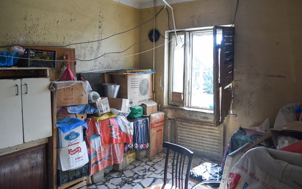 Состояние бывшего здания больницы в Хатаинском районе, где поселились вынужденные переселенцы - Sputnik Азербайджан