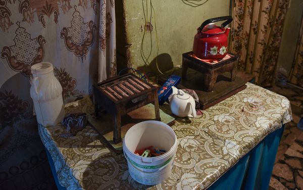 Состояние бывшего здания больницы в Хатаинском районе, где поселились вынужденные переселенцы - Sputnik Азербайджан