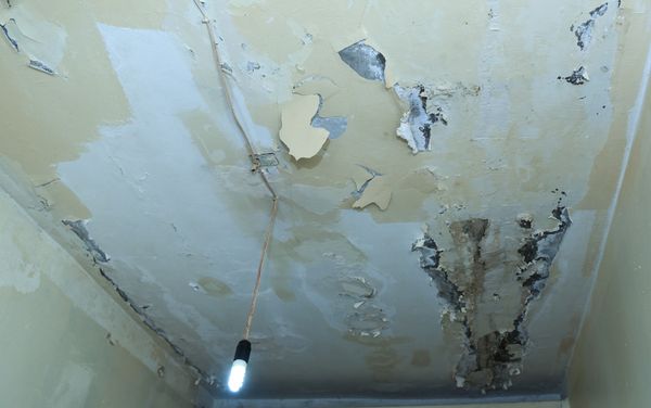 Состояние бывшего здания больницы в Хатаинском районе, где поселились вынужденные переселенцы - Sputnik Азербайджан