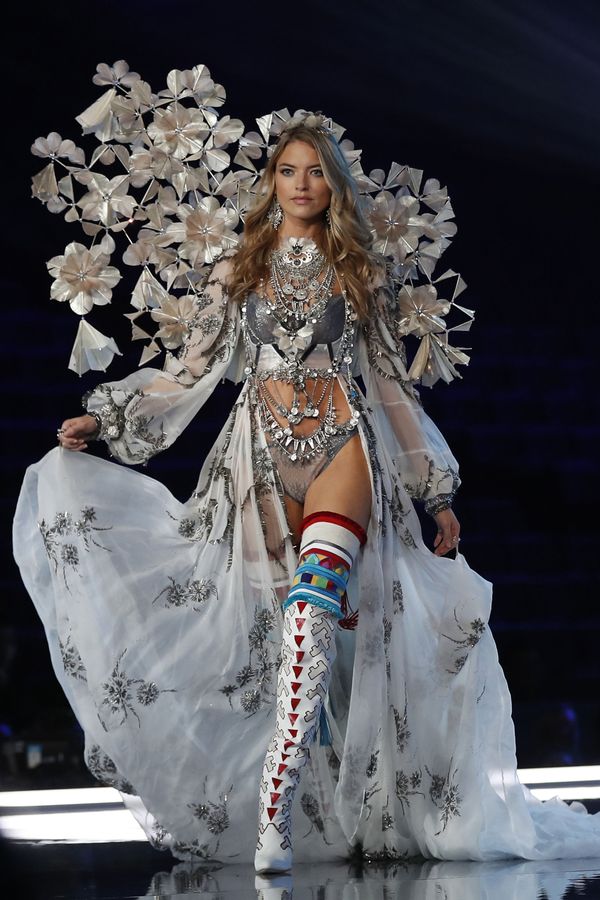 Модель Марта Хант во время шоу Victoria's Secret в Шанхае, Китай - Sputnik Азербайджан