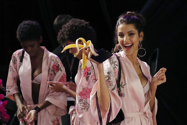 Модели до начала шоу Victoria's Secret в Шанхае, Китай - Sputnik Азербайджан