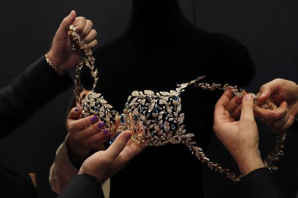 Бюстгальтер стоимостью 2 млн долларов до начала шоу Victoria's Secret в Шанхае, Китай - Sputnik Азербайджан