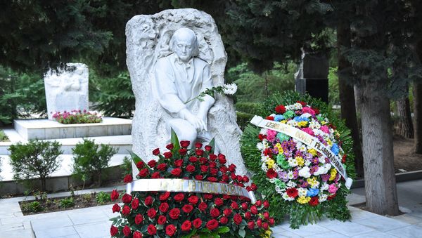 Церемония почтения памяти композитора, народного артиста Азербайджана Фикрета Амирова на Аллее почетного захоронения в Баку - Sputnik Азербайджан