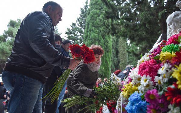 Церемония почтения памяти композитора, народного артиста Азербайджана Фикрета Амирова на Аллее почетного захоронения в Баку - Sputnik Азербайджан