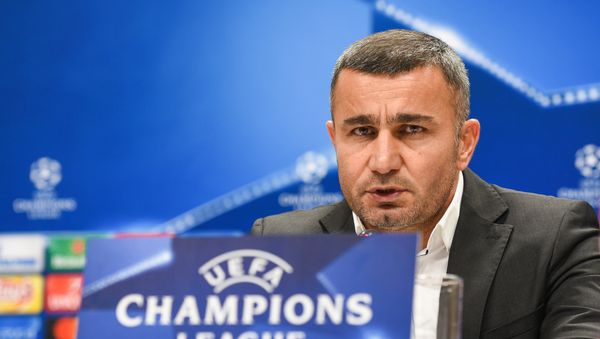 Главный тренер Карабаха Гурбан Гурбанов во время постматчевой пресс-конференции в Баку, 22 ноября 2017 года - Sputnik Азербайджан
