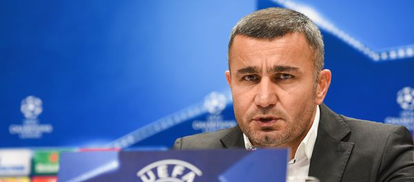 Главный тренер Карабаха Гурбан Гурбанов во время постматчевой пресс-конференции в Баку, 22 ноября 2017 года - Sputnik Азербайджан