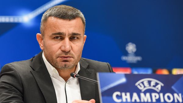 Главный тренер Карабаха Гурбан Гурбанов во время постматчевой пресс-конференции в Баку, 22 ноября 2017 года  - Sputnik Азербайджан