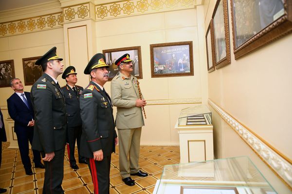 Министр обороны Азербайджана генерал-полковник Закир Гасанов встретился с Председателем Объединенного комитета начальников штабов Пакистана генералом Зубайром Махмудом Хайятом - Sputnik Азербайджан