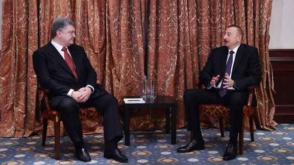 Президенты Азербайджана и Украины Ильхам Алиев и Петр Порошенко. Брюссель, 23 ноября 2017 года - Sputnik Азербайджан