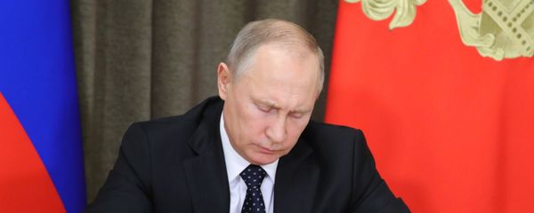 Президент РФ Владимир Путин на совещании по вопросам ресурсного обеспечения технического переоснащения Вооруженных сил, 23 ноября 2017 года - Sputnik Азербайджан