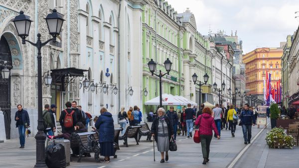 Прохожие на улице Никольская в центре Москвы, фото из архива - Sputnik Азербайджан