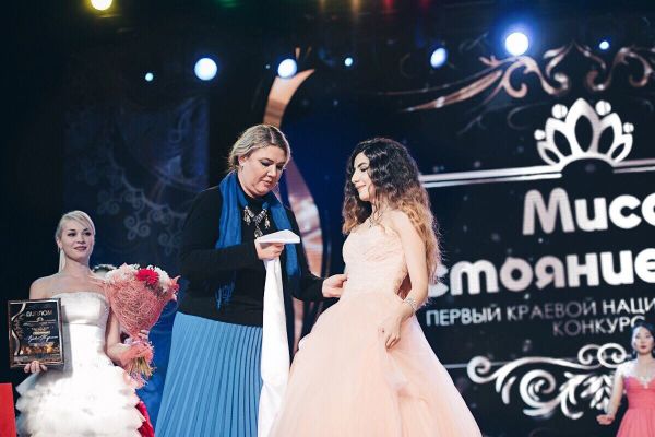 Награждение Турканы Рзаевой на конкурсе Мисс достояние нации в Хабаровске  - Sputnik Азербайджан
