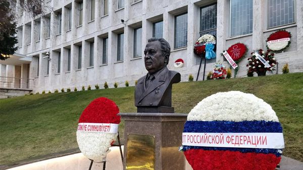 В Посольстве России в Анкаре состоялась торжественная церемония открытия бюста бывшего российского посла в Турции Андрея Карлова - Sputnik Азербайджан