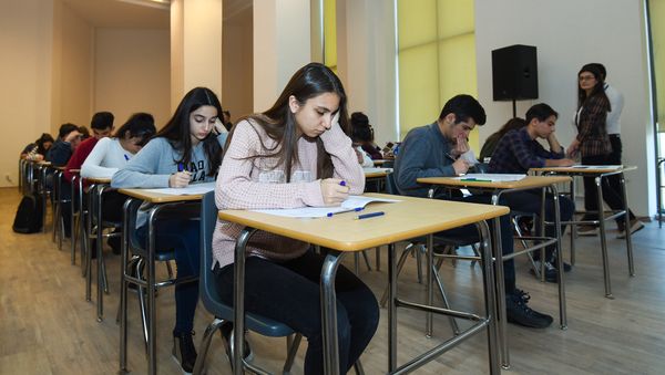 В филиале МГУ имени М.В.Ломоносова в Баку прошел Международный Географический диктант-2017 - Sputnik Азербайджан
