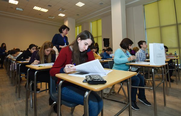 В филиале МГУ имени М.В.Ломоносова в Баку прошел Международный Географический диктант-2017 - Sputnik Азербайджан