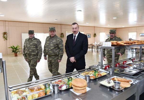 Ильхам Алиев ознакомился с условиями, созданными в Н-ской воинской части министерства обороны - Sputnik Азербайджан