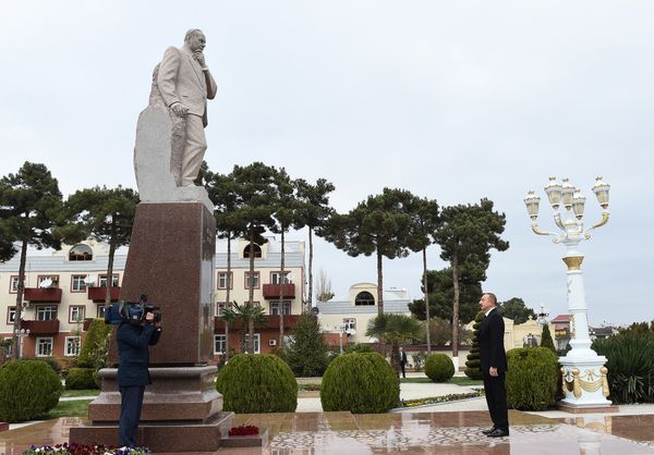 Посещение памятника общенациональному лидеру Гейдару Алиеву в Агджабеди - Sputnik Азербайджан