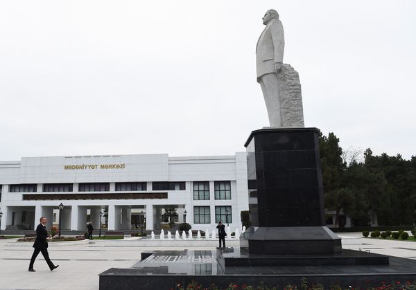 Президент Ильхам Алиев возлагает цветы к памятнику Гейдару Алиеву в Сабирабаде - Sputnik Азербайджан