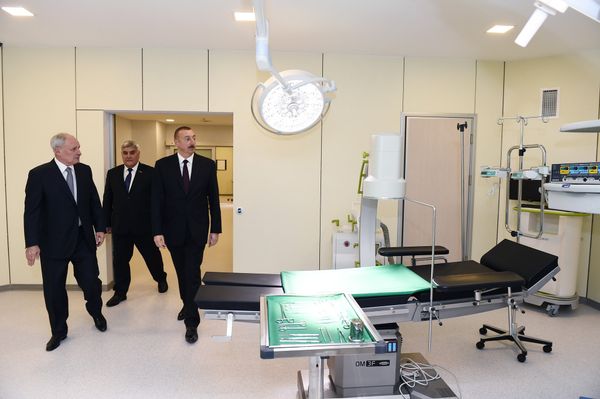 Президент Ильхам Алиев знакомится с условиями, созданными в центральной больнице Сабирабадского района  - Sputnik Азербайджан