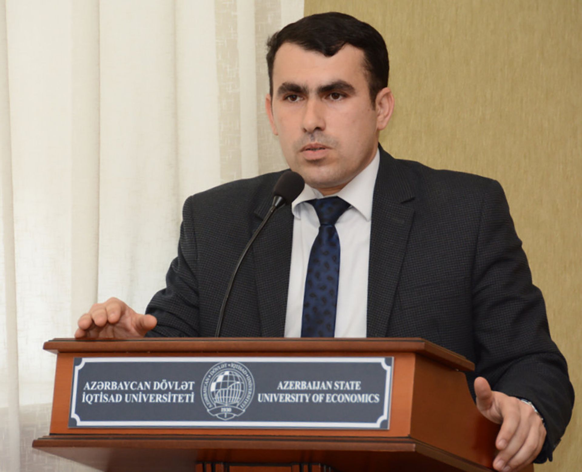 Azərbaycan Dövlət İqtisad Universitetinin (UNEC) İnnovativ Biznes-İnkubatorunun direktoru, iqtisadçı-ekspert Mircavid Həsənov - Sputnik Азербайджан, 1920, 24.08.2024