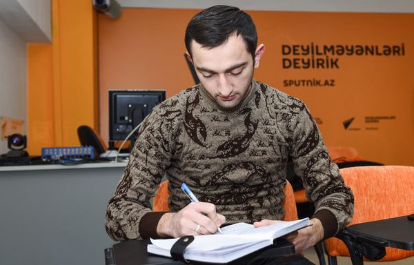 Журналист на пресс-конференции с российским историком и политологом Олегом Кузнецовым в мультимедийном пресс-центре Sputnik Азербайджан - Sputnik Азербайджан
