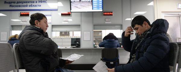 Иностранные граждане получают трудовой патент в Едином миграционном центре Московской области, фото из архива - Sputnik Азербайджан