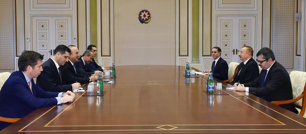 Президент Ильхам Алиев принял делегацию во главе с министром иностранных дел Турции - Sputnik Азербайджан