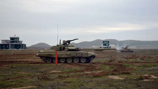 Курсанты Азербайджанского высшего военного училища провели учебные стрельбы - Sputnik Азербайджан