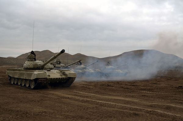 Курсанты Азербайджанского высшего военного училища провели учебные стрельбы - Sputnik Азербайджан