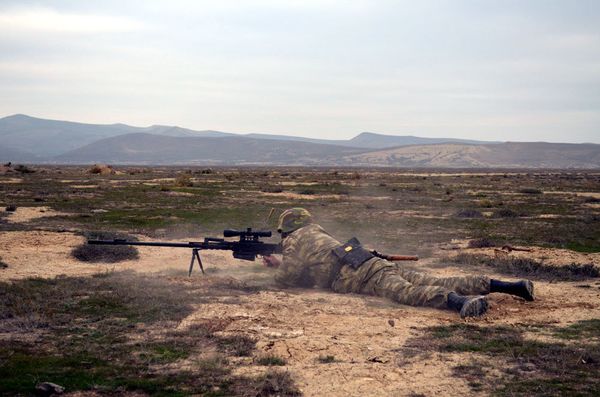 Курсанты Азербайджанского высшего военного училища провели учебные стрельбы - Sputnik Азербайджан