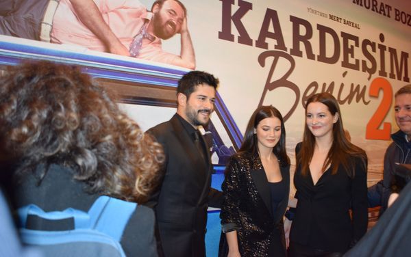 Бурак Озчивит на премьере второй части фильма Kardeşim benim в Park Cinema Flame Towers - Sputnik Азербайджан