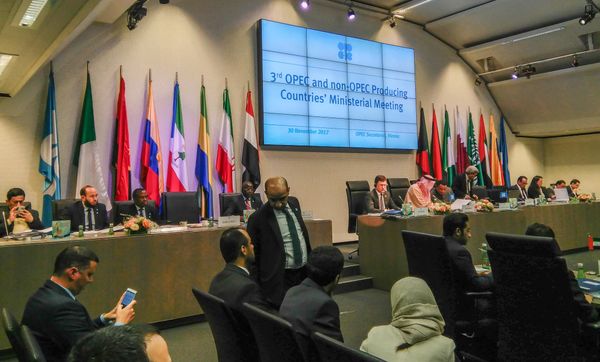 Подписание договоренности о снижении добычи нефти между членами Организации стран-экспортеров нефти (ОРЕС) - Sputnik Азербайджан