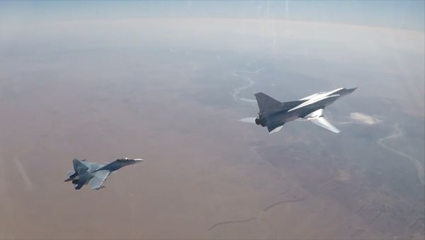 Атака бомбардировщиков Ту-22М3 на позиции террористов в Сирии - Sputnik Азербайджан