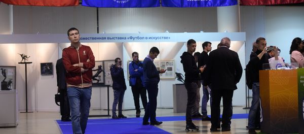 Посетители на XV Международной специализированной выставке Футбол Маркет в центральном выставочном комплексе Экспоцентр на Красной Пресне - Sputnik Азербайджан