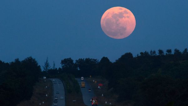 Суперлуние в ночь с 3 на 4 декабря 2017 года - Sputnik Азербайджан