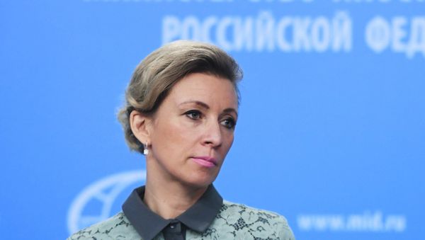 Официальный представитель министерства иностранных дел России Мария Захарова во время брифинга в Москве - Sputnik Азербайджан