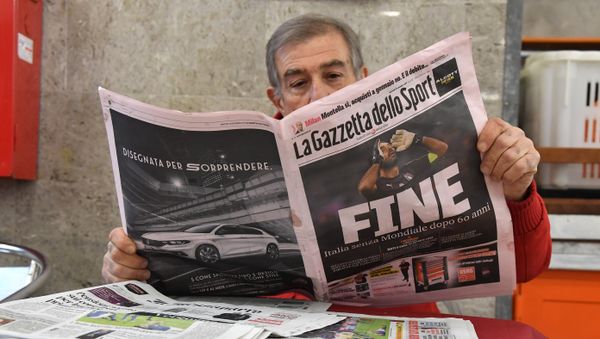 Мужчина читает итальянскую спортивную газету Gazetta dello Sport, фото из архива - Sputnik Азербайджан