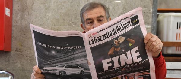Мужчина читает итальянскую спортивную газету Gazetta dello Sport, фото из архива - Sputnik Азербайджан