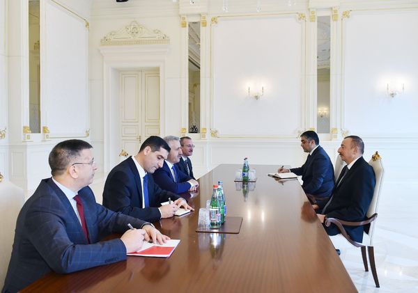 Министр транспорта, мореходства и связи Турции Ахмет Арслан во время встречи с президентом Азербайджана Ильхамом Алиевым. Баку, 5 декабря 2017 года  - Sputnik Азербайджан