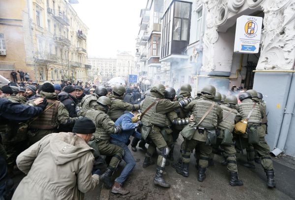 Столкновения Нацгвардии Украины и сторонников бывшего президента Грузии Михаила Саакашвили во время обыска квартиры Саакашвили в Киеве - Sputnik Азербайджан
