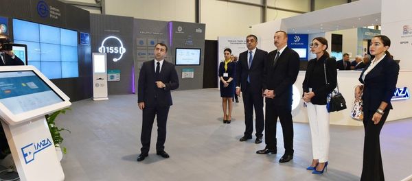 Президент Азербайджана Ильхам Алиев ознакомился с выставкой Bakutel-2017 - Sputnik Азербайджан