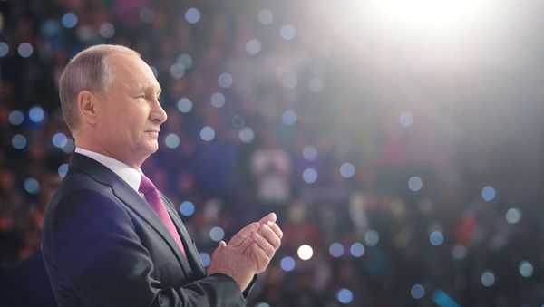 Президент РФ Владимир Путин на церемонии вручения премии Доброволец России - 2017 во дворце спорта Мегаспорт в Москве, 6 декабря 2017 года - Sputnik Азербайджан