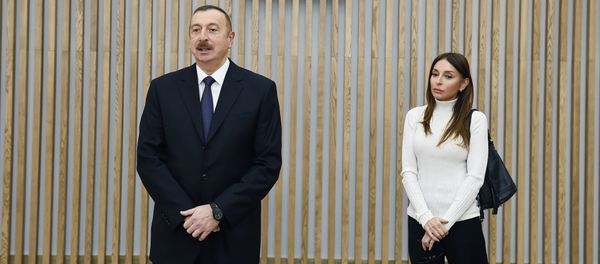 Президент Ильхам Алиев и первая леди Мехрибан Алиева на открытии комплекса “ASAN həyat” в Губе, 7 декабря 2017 года - Sputnik Азербайджан