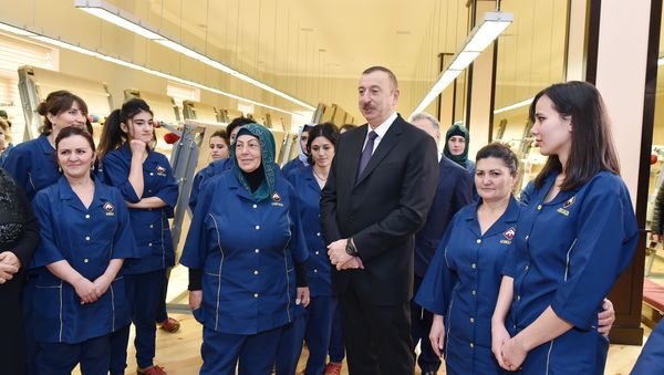 Президент Ильхам Алиев на открытии губинского филиала ОАО Azərxalça - Sputnik Азербайджан