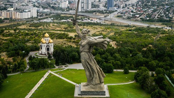 Родина-мать зовет! - центр памятника-ансамбля Героям Сталинградской битвы - Sputnik Азербайджан