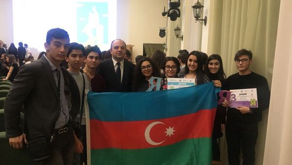 Азербайджанские школьники стали победителями Международной олимпиады по русскому языку в Москве - Sputnik Азербайджан